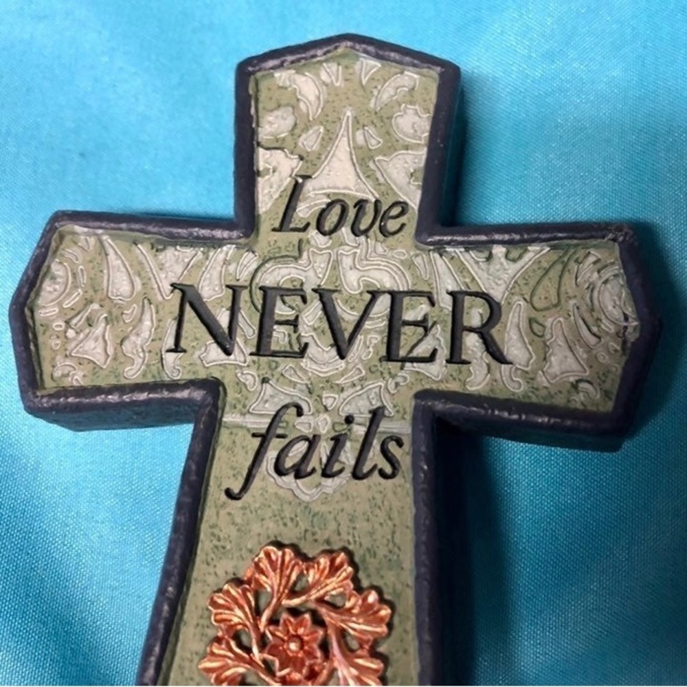 Small Decorative Cross “Love Never Fails” - Picture 2 of 4